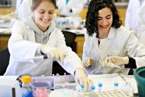 Barnard College - Students in Lab